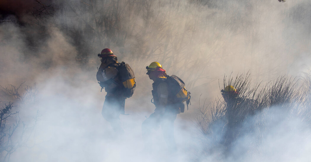 Bombeiros protegem o Observatório do Monte Wilson do incêndio em Eaton em Los Angeles