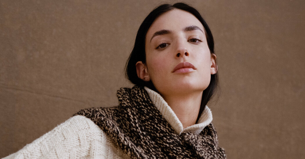 Por que suéteres grossos e de lã estão cada vez mais na moda para as mulheres