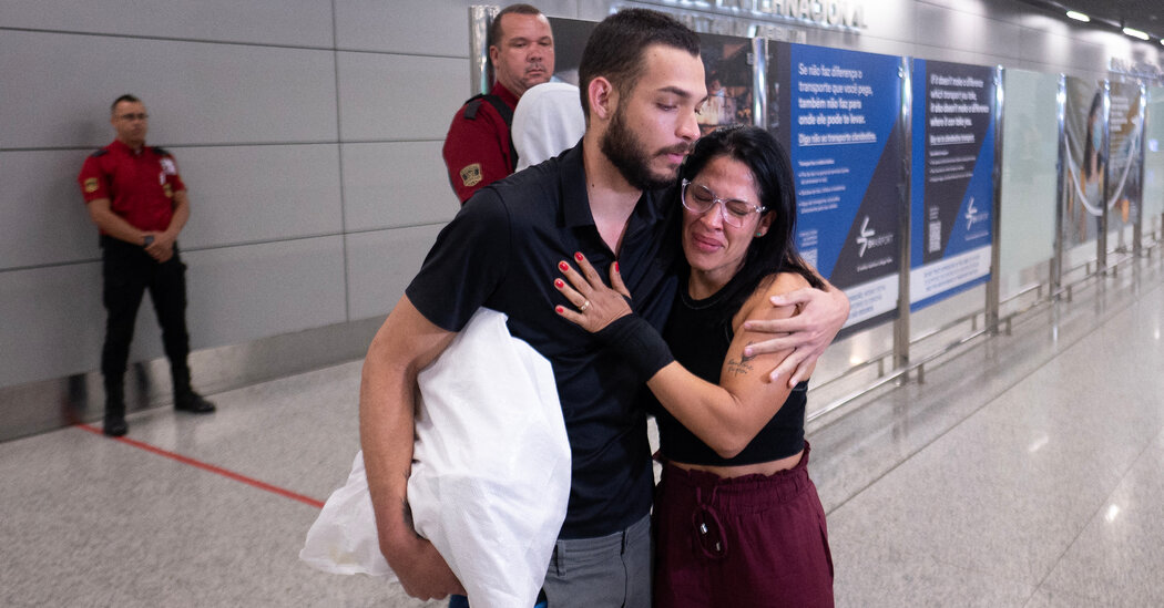 Dentro de um voo caótico de deportação dos EUA para o Brasil