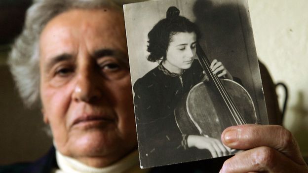Como a música salvou a vida de um violoncelista judeu adolescente em Auschwitz