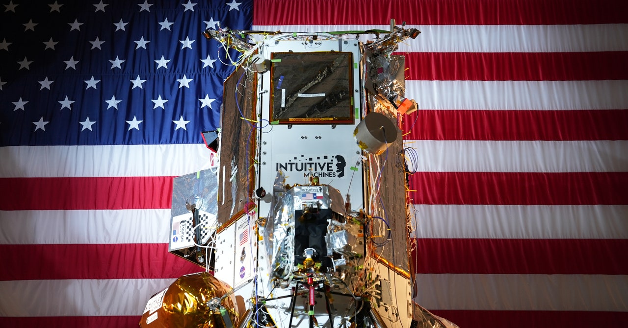 Um robô lunar saltador está prestes a explorar uma cratera de lua preta pela primeira vez