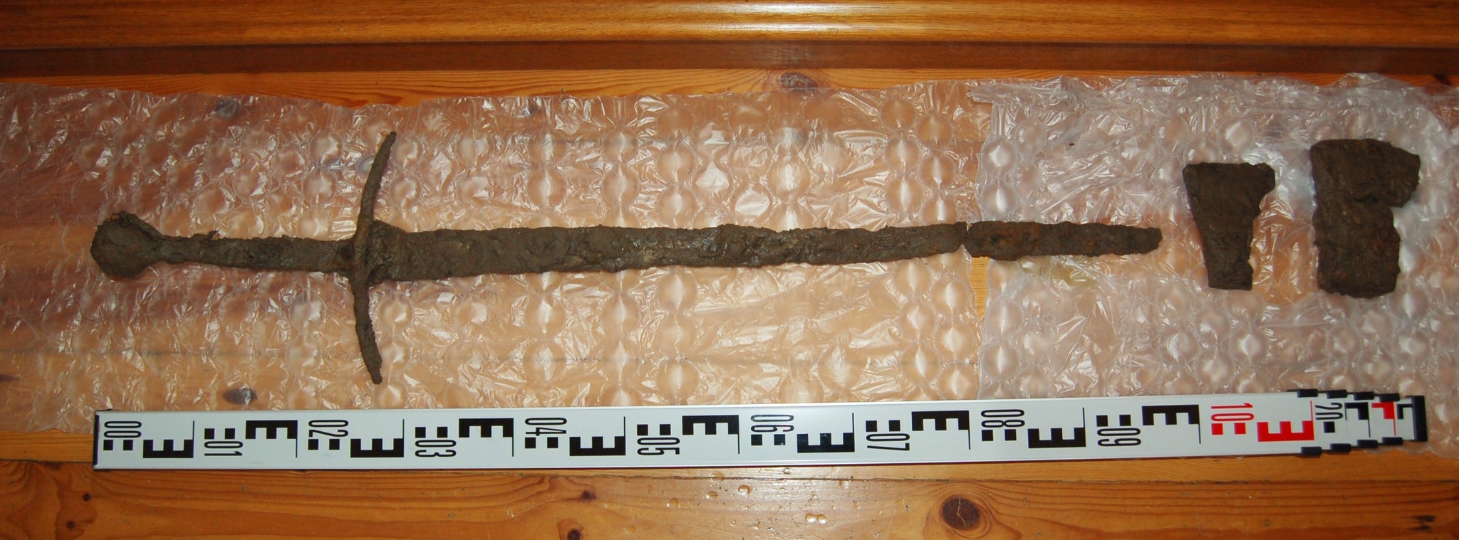 Espada medieval rara de duas mãos, machados encontrados na Polônia-o blog de história