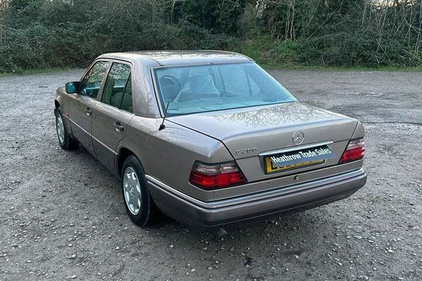 Mercedes E200 (W124) | Galpão da semana