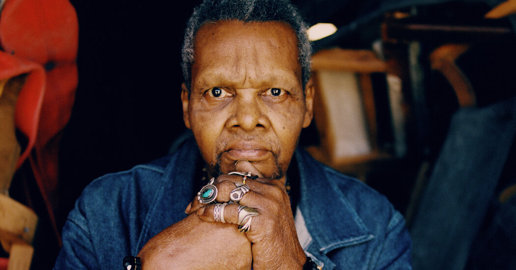 Lonnie Holley nunca toca uma música duas vezes. (Até o dele.)