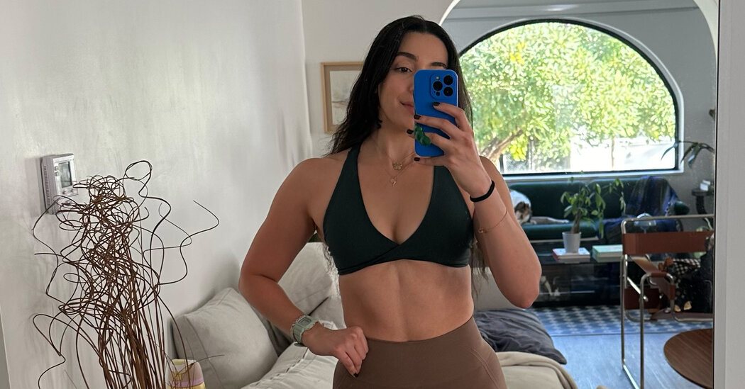 Millennials e Gen Z estão lutando novamente. Desta vez sobre roupas de ginástica.