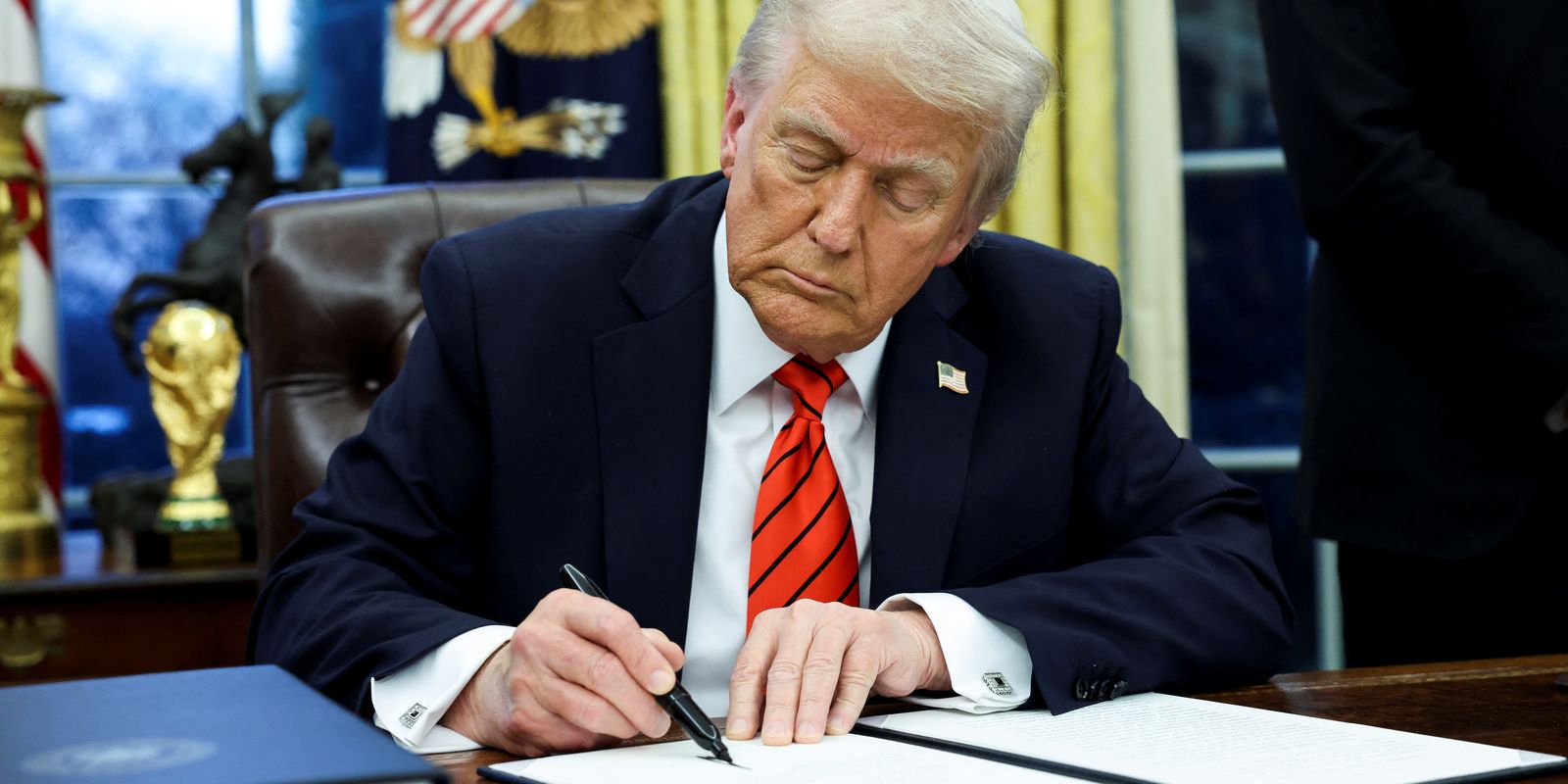 Trump anuncia tarifa contra países que comprarem petróleo da Venezuela