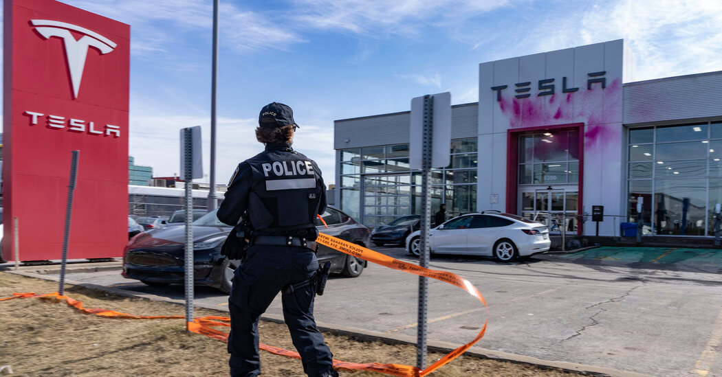 Vandalismo de Tesla surge no Canadá enquanto Trump e Musk face reta