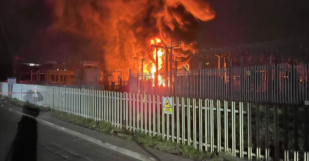 Os bombeiros atendem ao fogo da subestação que cortou energia no aeroporto de Heathrow