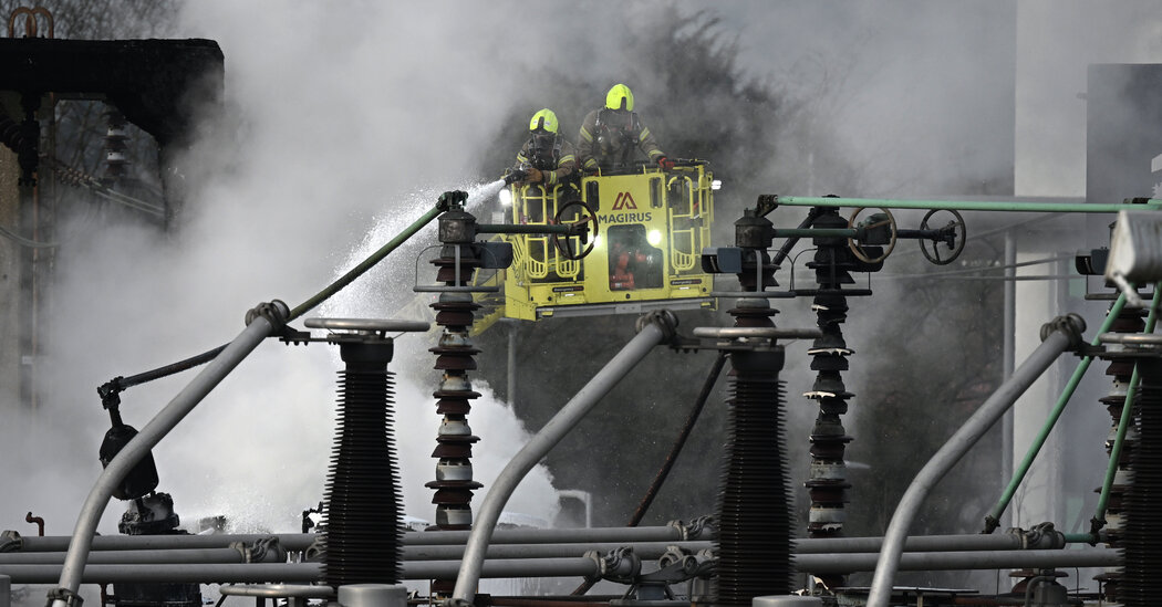Um fogo mergulhou Heathrow na escuridão. Um data center próximo continuou zumbindo. Por que?