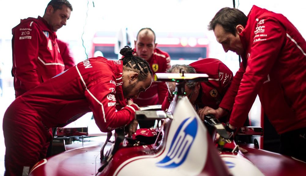 De cima para baixo: o balanço do pêndulo de 24 horas da Ferrari na China