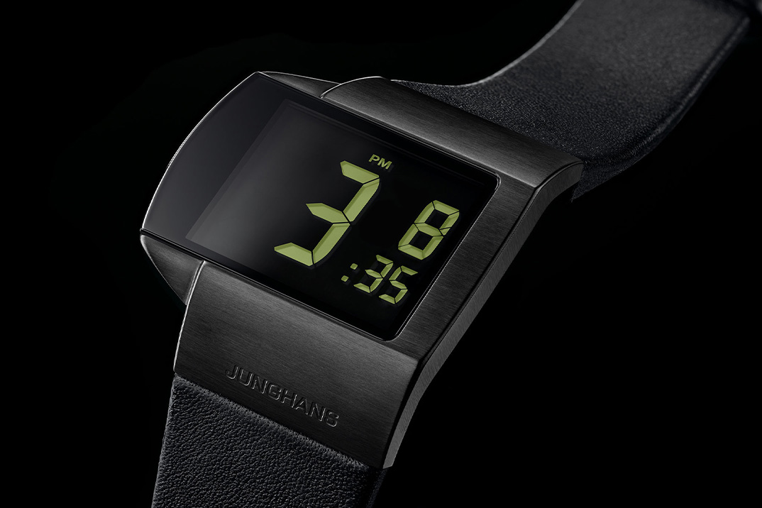 Junghans ressuscita uma lenda da tecnologia com o ultra-minimalista mega futura