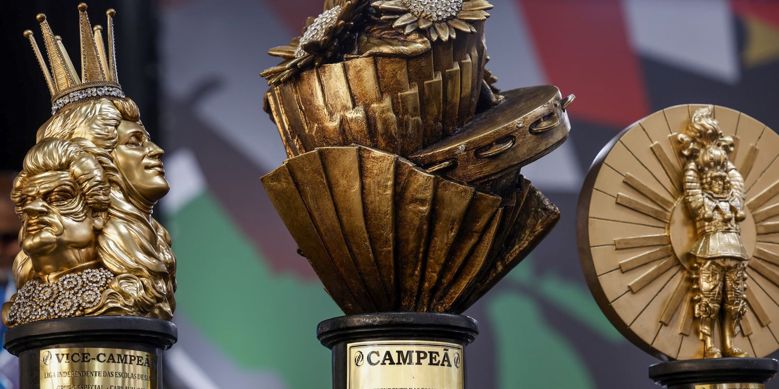 Iza, Ivete Sangalo, Leci Brandão e Zezé Mota abrem desfile das campeãs