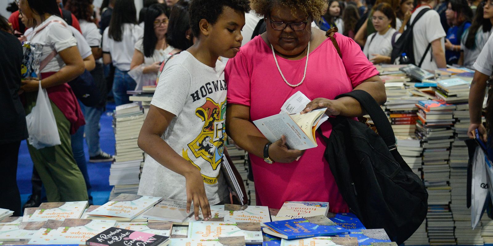 Editoras de livros registram crescimento de 3,7% nas vendas ao mercado