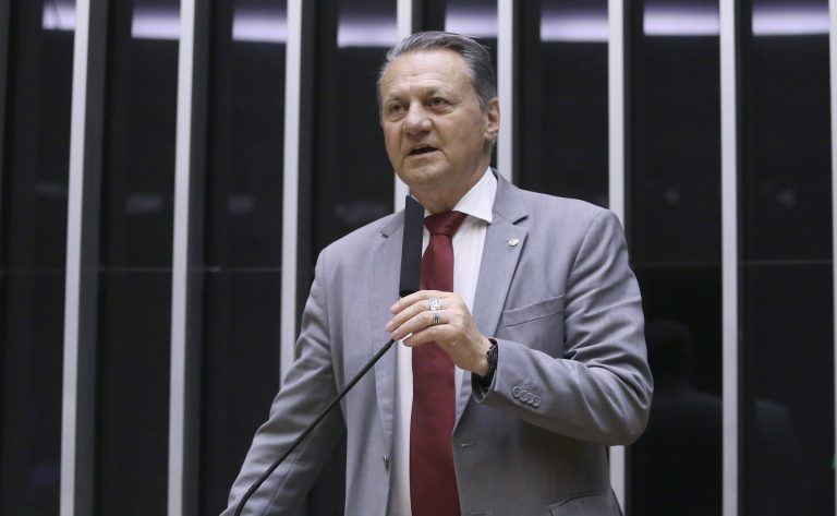 Projeto fixa prazo mínimo de dois anos para imigrante solicitar autorização de residência no país – Notícias