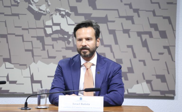 Conselho Nacional de Educação destaca autonomia de escolas para implementar lei que restringe celular em sala – Notícias