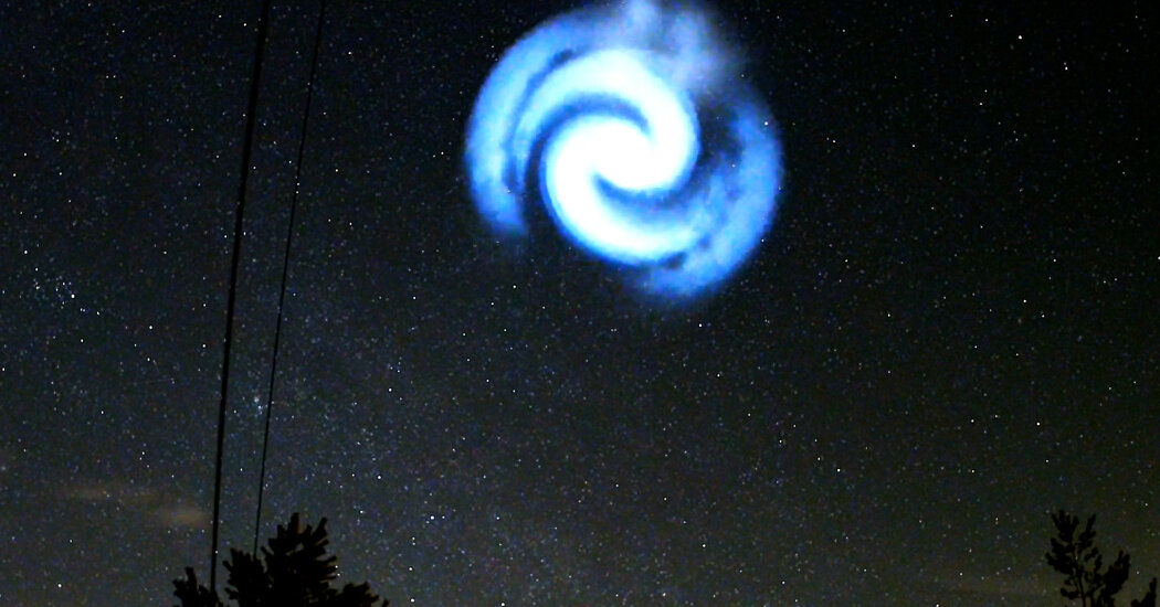 O lançamento do foguete SpaceX cria espiral brilhante no céu noturno para a Europa