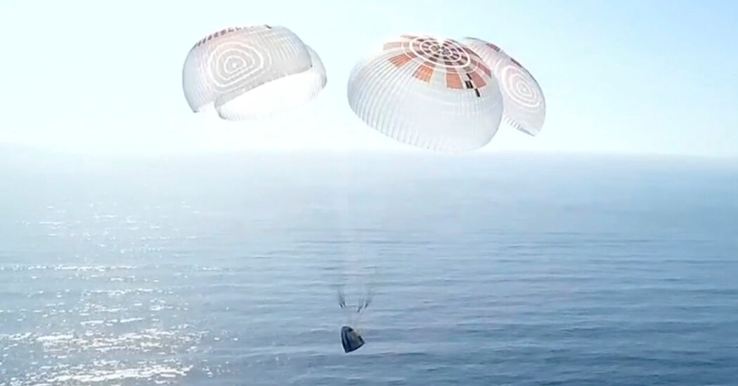 Os astronautas SpaceX surgem na costa da Califórnia pela primeira vez