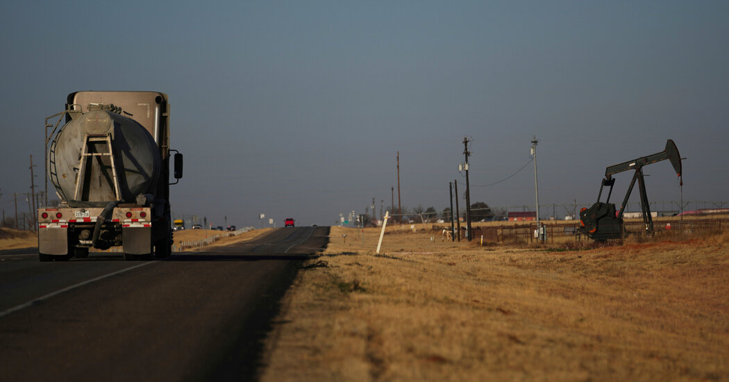 Os preços do petróleo caem ainda mais à medida que as tarifas de Trump pesam na perspectiva econômica