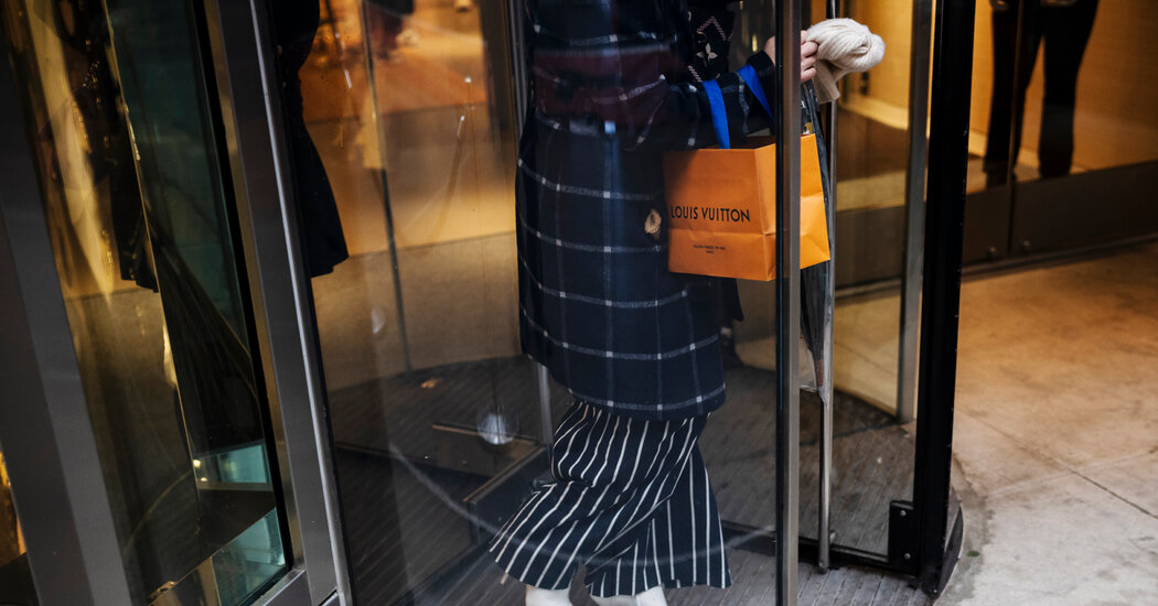 As marcas de moda de luxo estão ‘mordendo suas unhas’ sobre as tarifas da UE