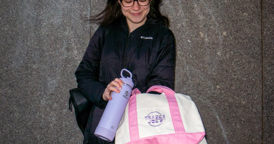 Um frenesi no Trader Joe’s: ‘Todo mundo está aqui para as sacolas’