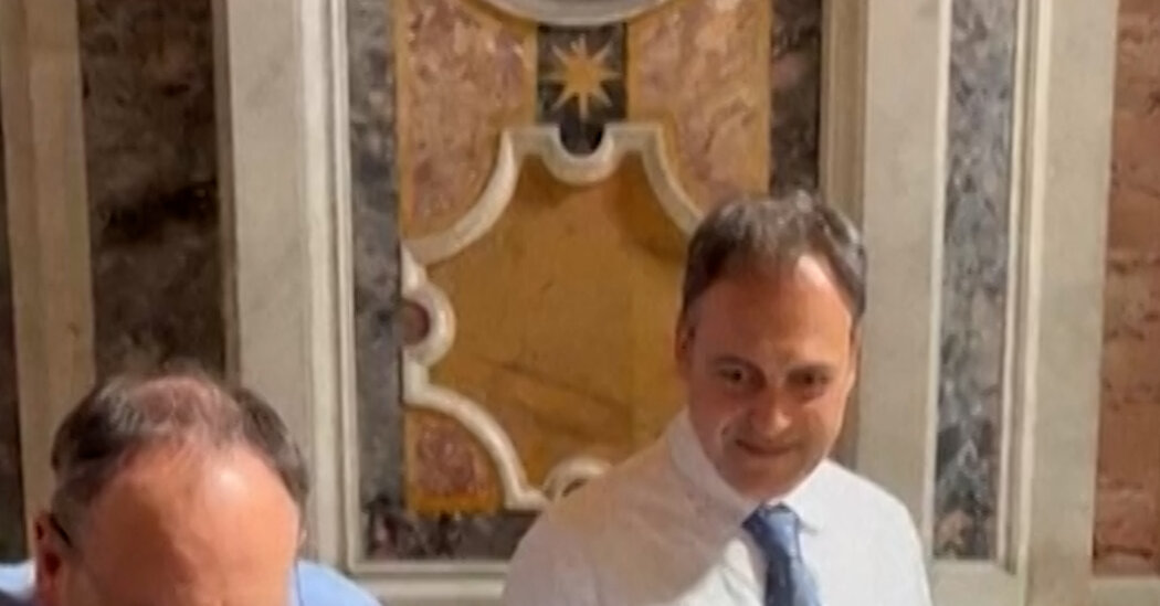 O papa Francisco, em roupas de rua, faz uma visita surpresa na Basílica de São Pedro