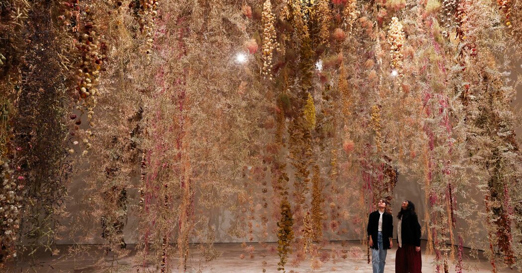 A Saatchi Gallery de Londres se concentra em flores nesta exposição