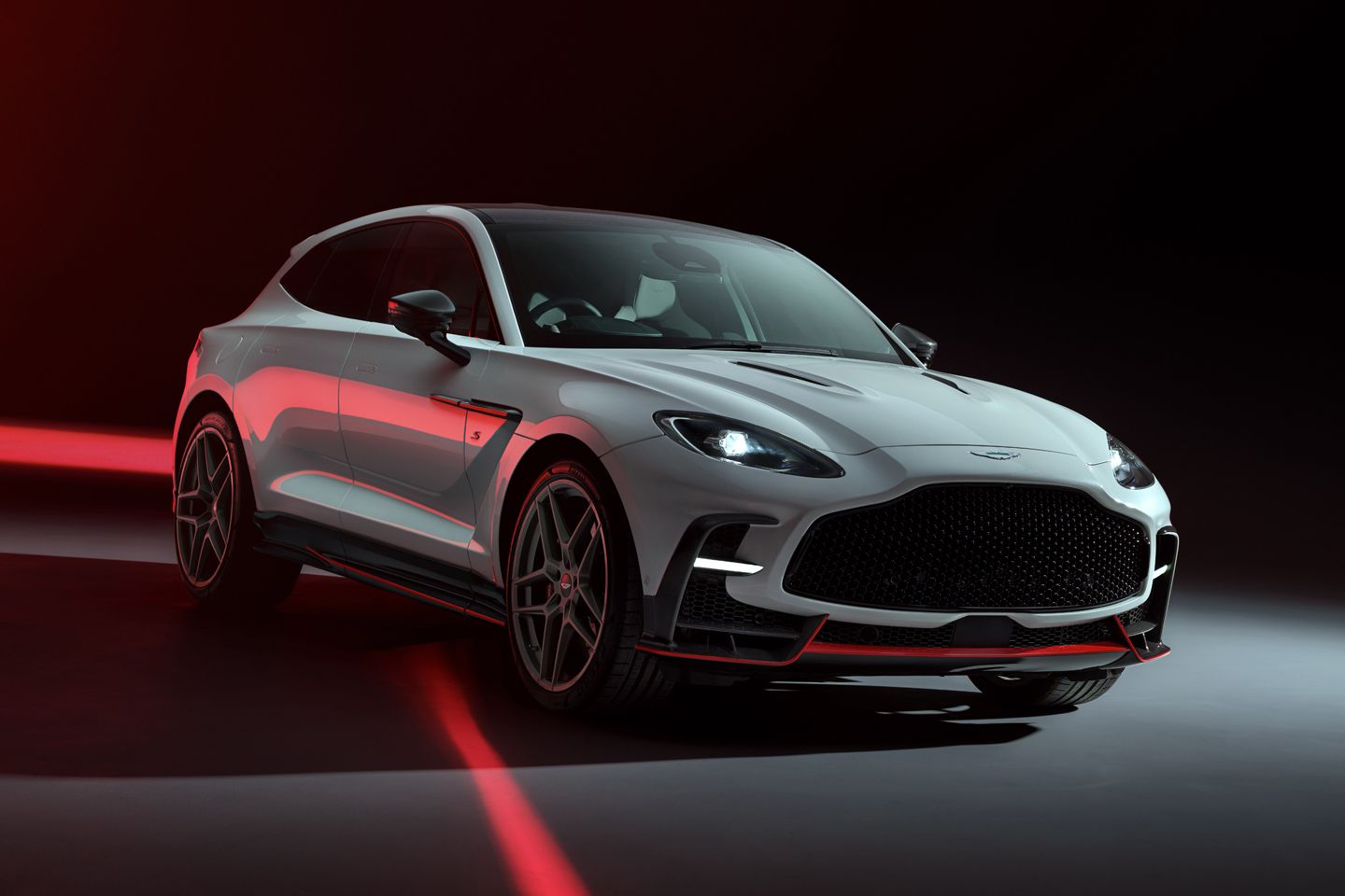 Novo Aston Martin DBX S revelado com 727hp