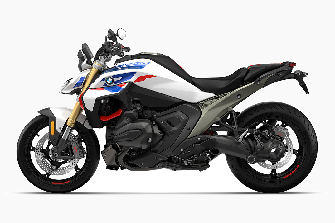 R 1300 R da BMW Packs GS Punch em um pacote nu que está buscando Wheelies