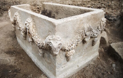 Sarcófago da Garlanded encontrado em Stratonikeia – The History Blog