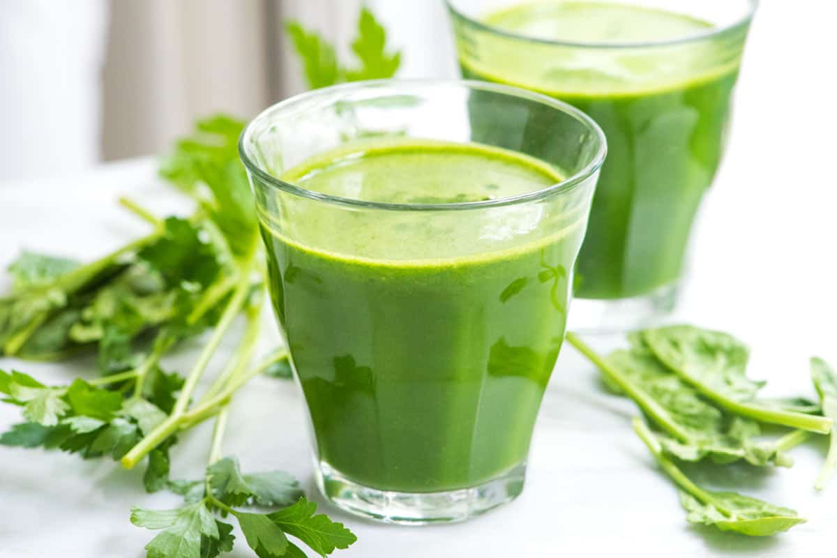 Receita naturalmente doce de suco verde