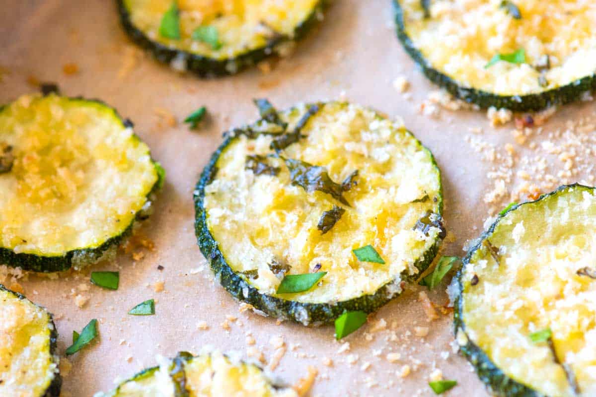 Receita de chips de abobrinha assada parmesão