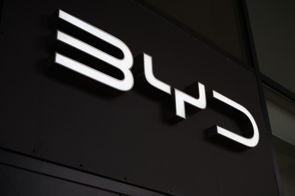 UE considerando trocar tarifas de até 45,3% em EVs chineses por preços mínimos