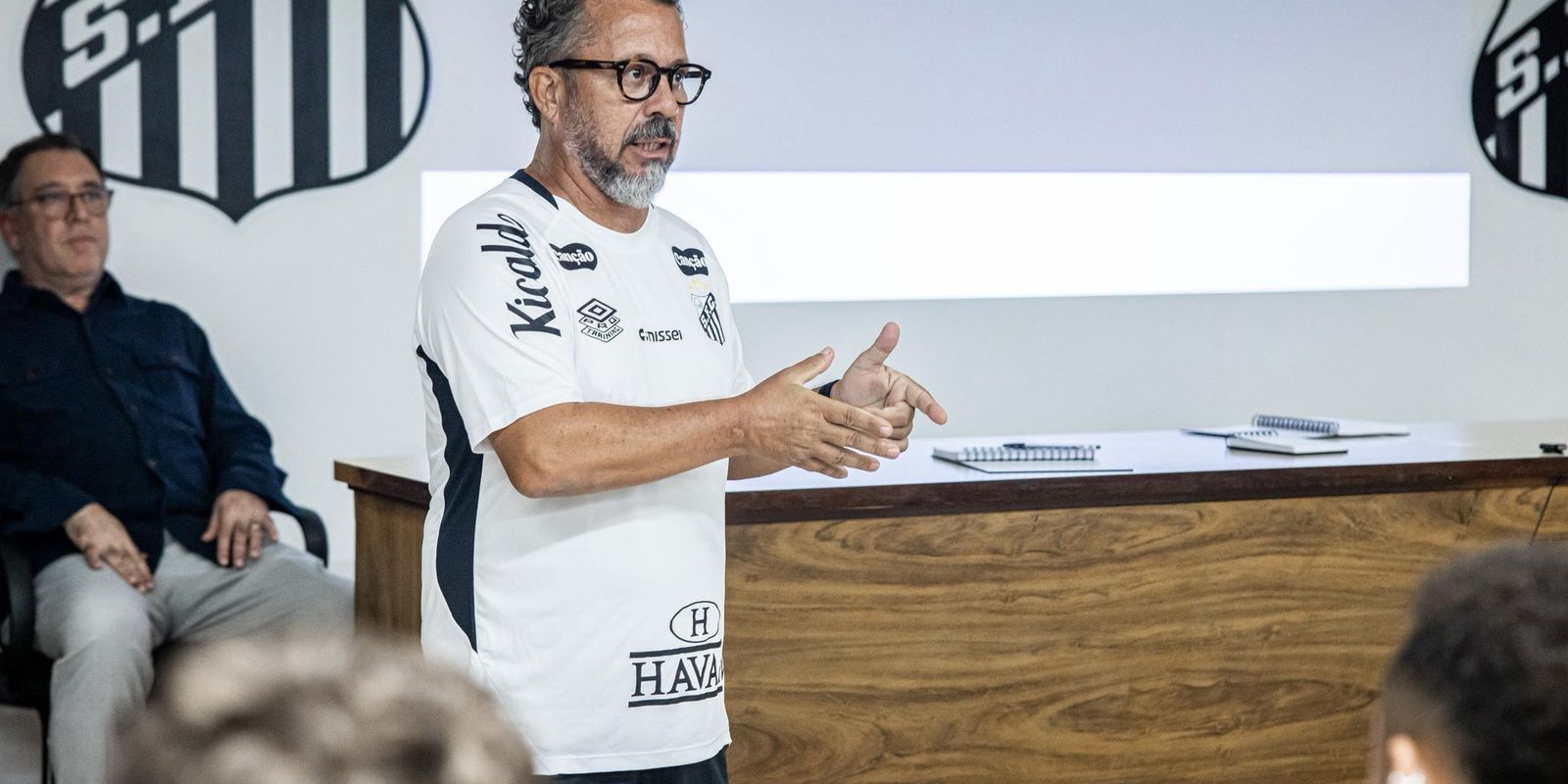 Ex-auxiliar de Tite, Cleber Xavier debuta como técnico no Santos