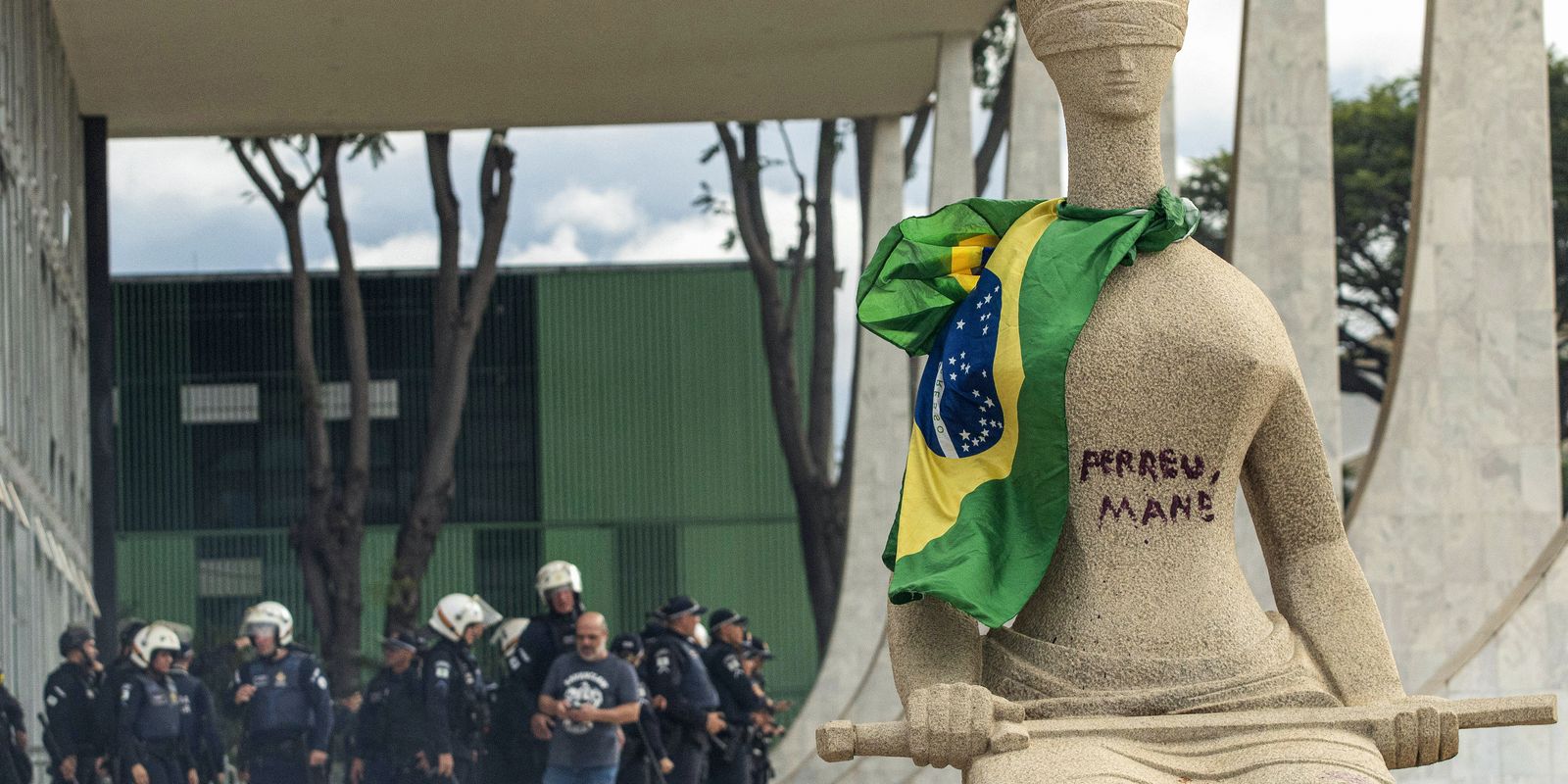 STF julgará no dia 25 de abril mulher que pichou estátua A Justiça