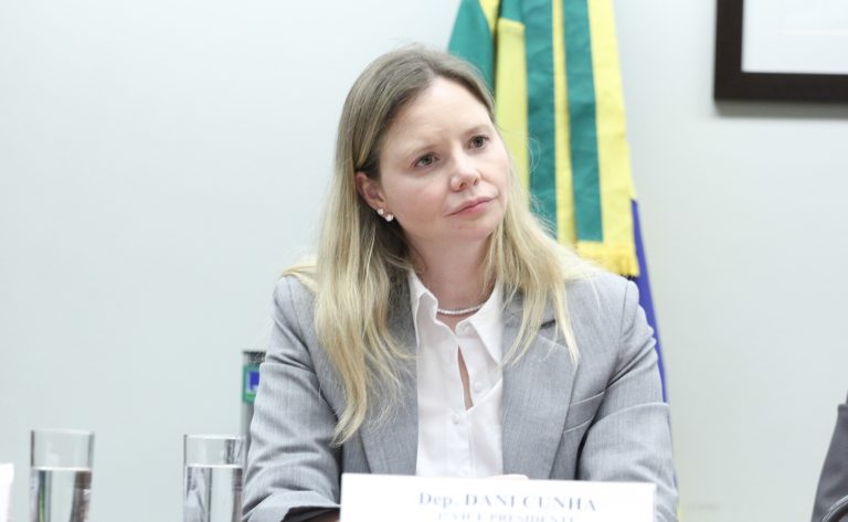 Projeto criminaliza uso de celular na cabine de votação – Notícias