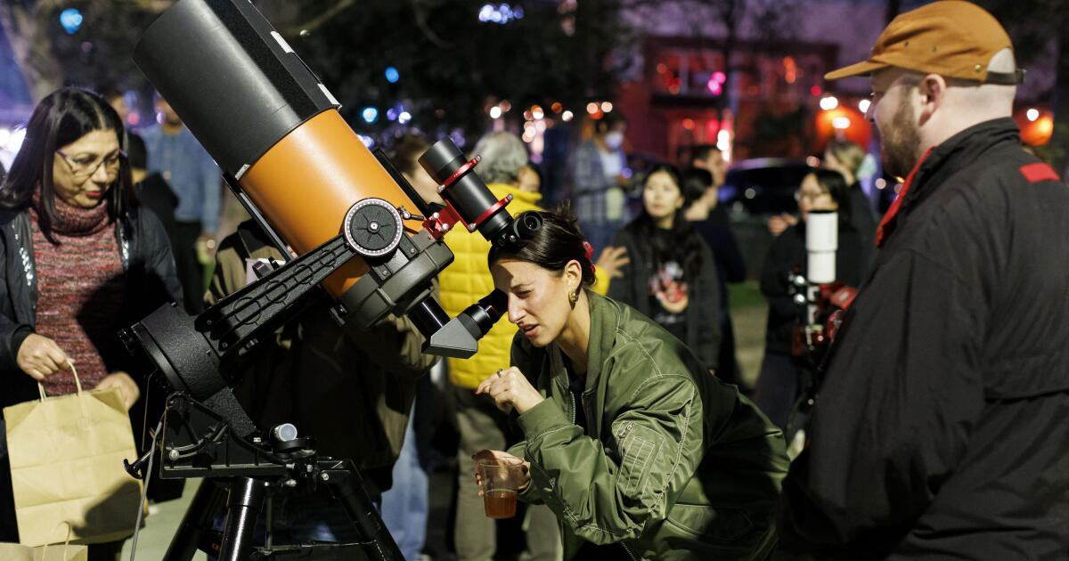 Esta festa de LA Stargazing é ‘mais interessante do que ir a um bar’