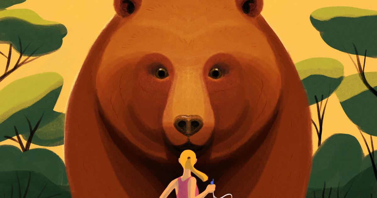 Ela saiu para uma corrida de trilha à noite solo. Então ela viu um urso