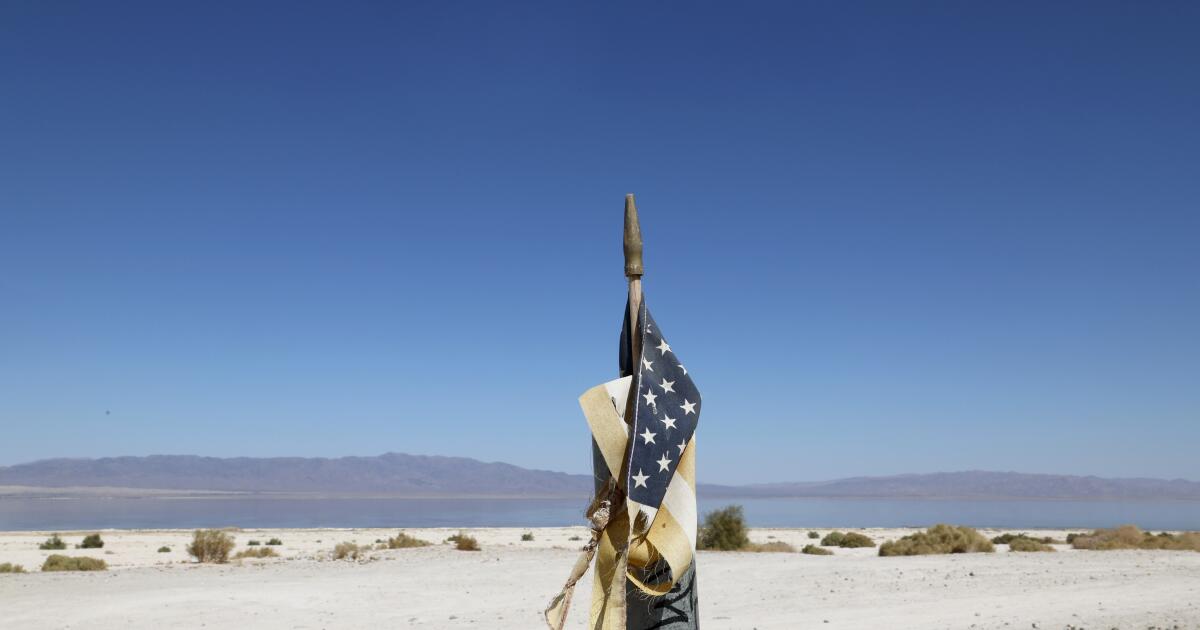 Em Coachella Valley, os moradores procuram um parque ao longo da encolhendo Salton Sea