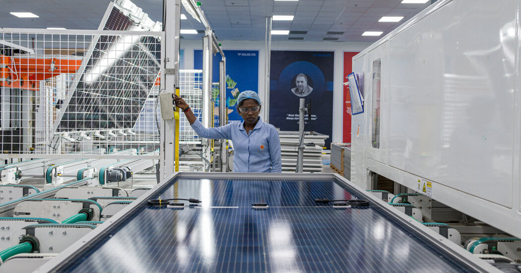 A Índia vê um futuro fazendo painéis solares para si, e talvez para o mundo
