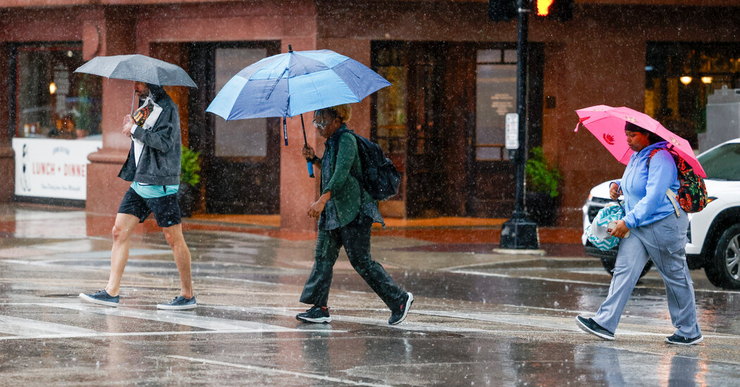 A tempestade fatal rasga através de Oklahoma e Texas, estradas de inundação