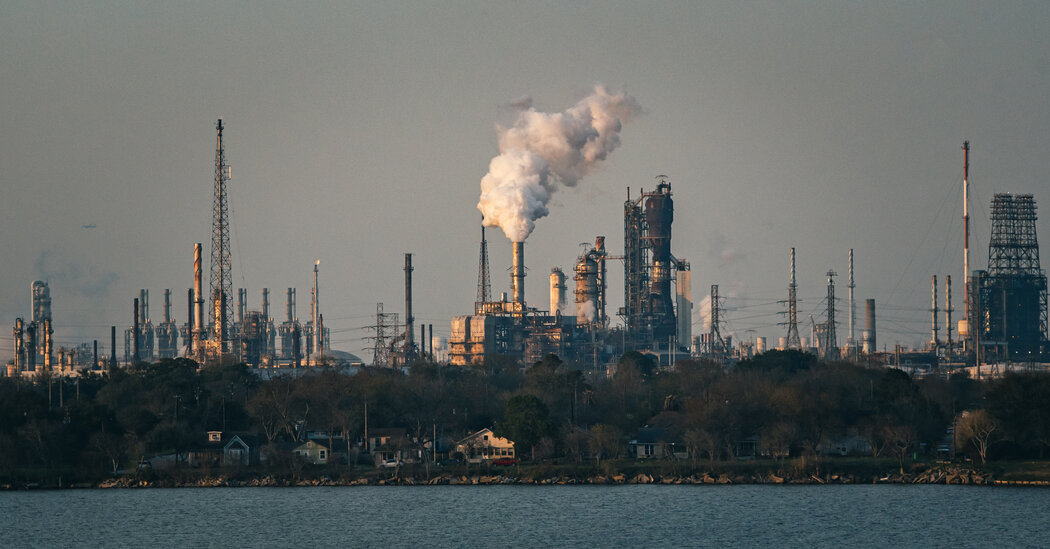 Exxon e Chevron relatam lucros mais baixos enquanto se enquadram nas tarifas