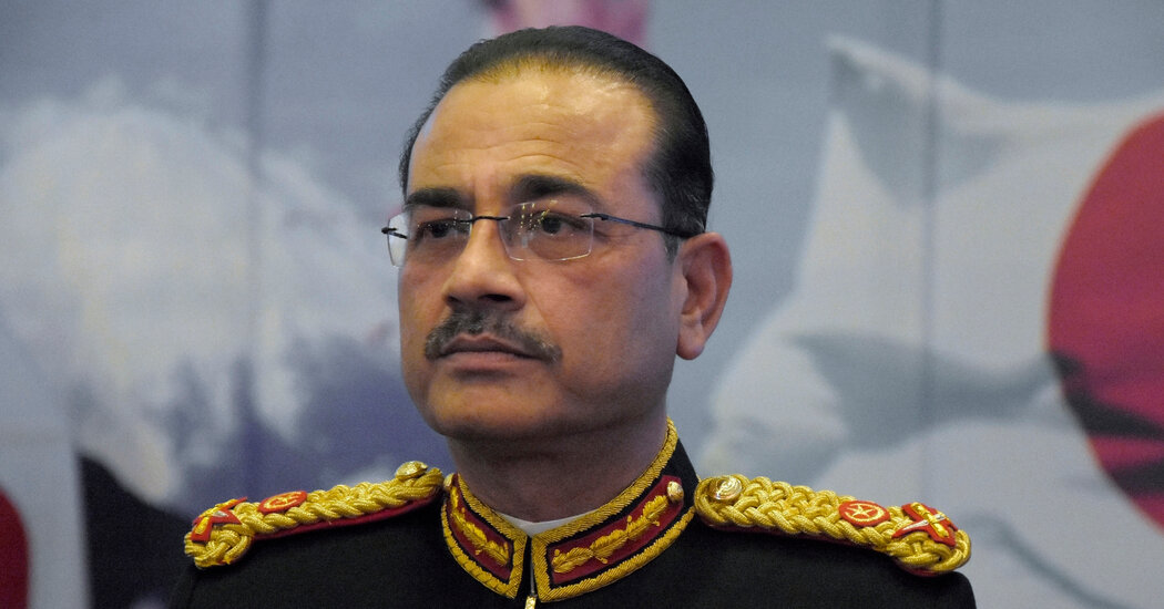 O homem mais poderoso do Paquistão sai das sombras para enfrentar a Índia