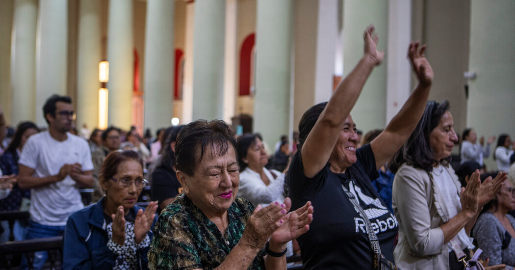 Os católicos mundiais veem o primeiro papa americano como dificilmente americano