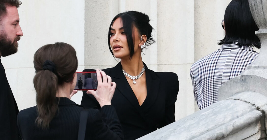 Kim Kardashian testemunha em Paris Roundy Trial Decked em diamantes