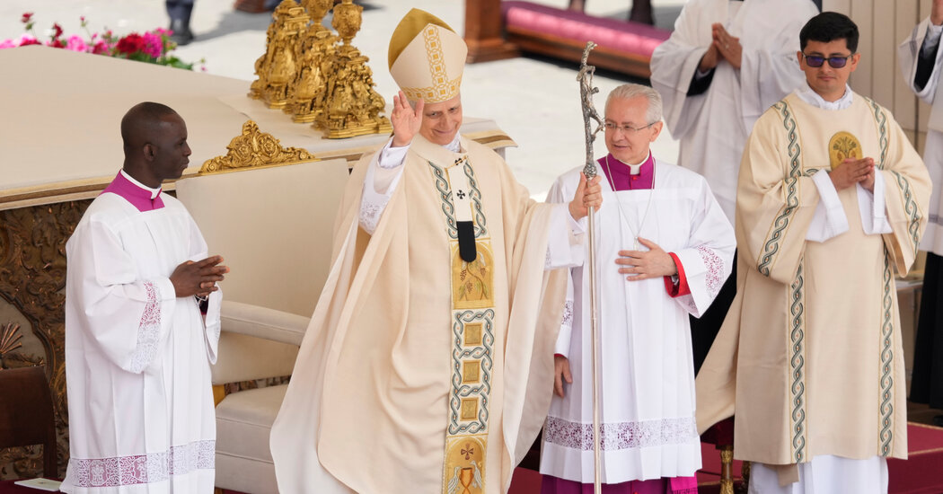 O papa Leo, assumindo o comando de uma igreja dividida, pede a unidade