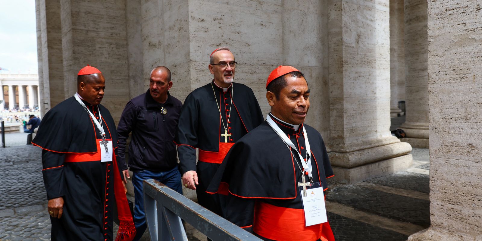 Todos os cardeais que votam no conclave já estão em Roma, diz Vaticano
