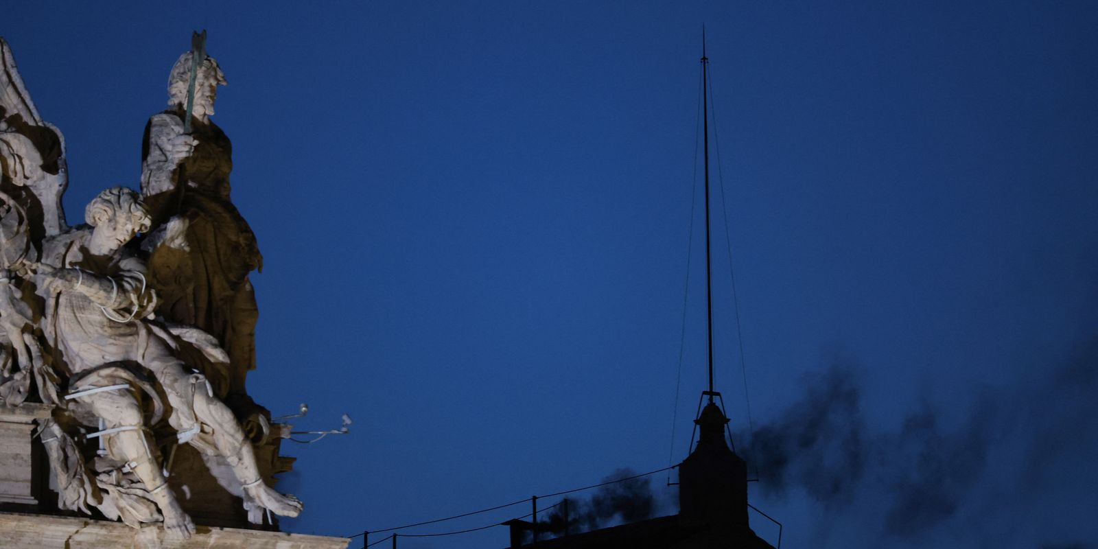 Fumaça preta: cardeais ainda não escolheram papa