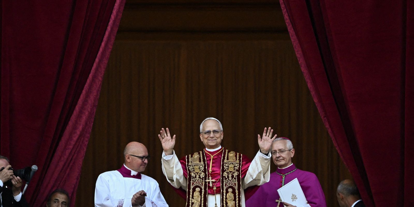 Papa pede fim da guerra de palavras e libertação de jornalistas presos