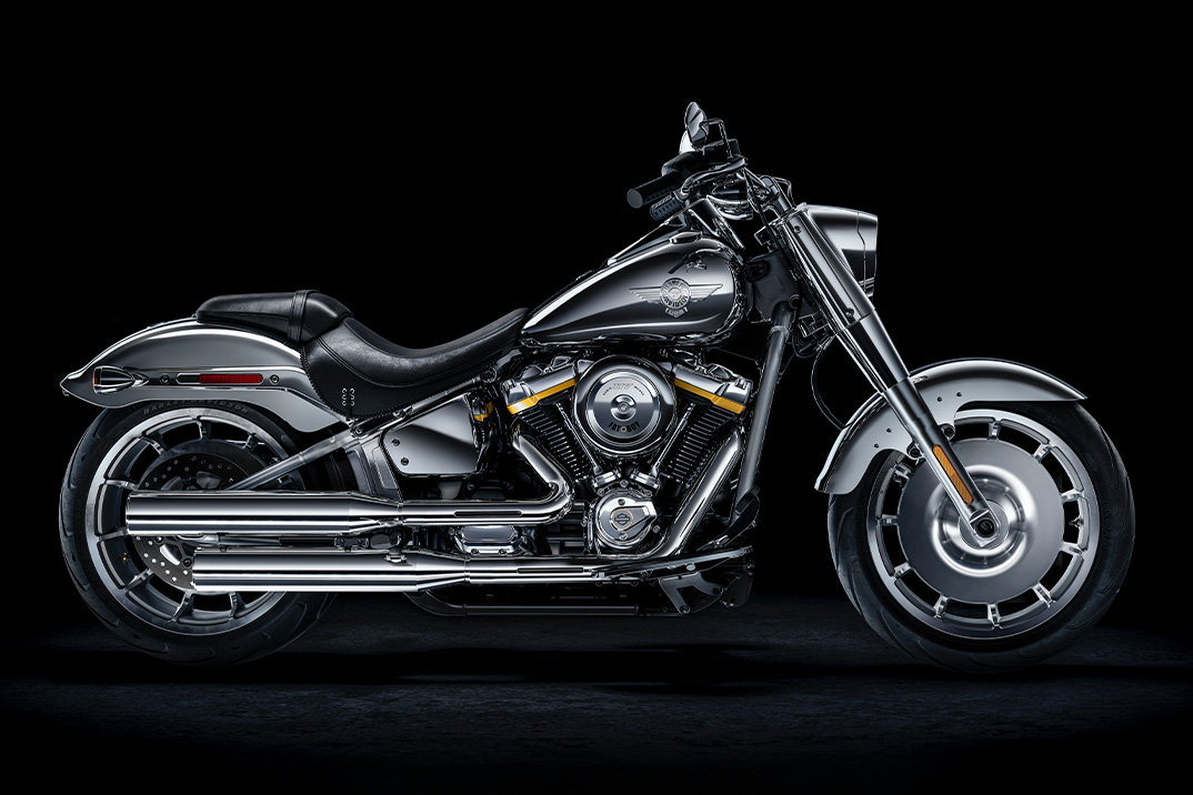 Harley-Davidson celebra 35 anos de legado de garoto gordo com o fantasma cinza mergulhado em cromo