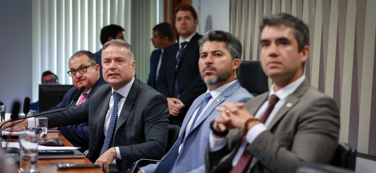 Diretor-geral da ANTT, Guilherme Theo Sampaio, acompanha debate no Senado sobre o futuro da infraestrutura de transportes no Brasil — Agência Nacional de Transportes Terrestres